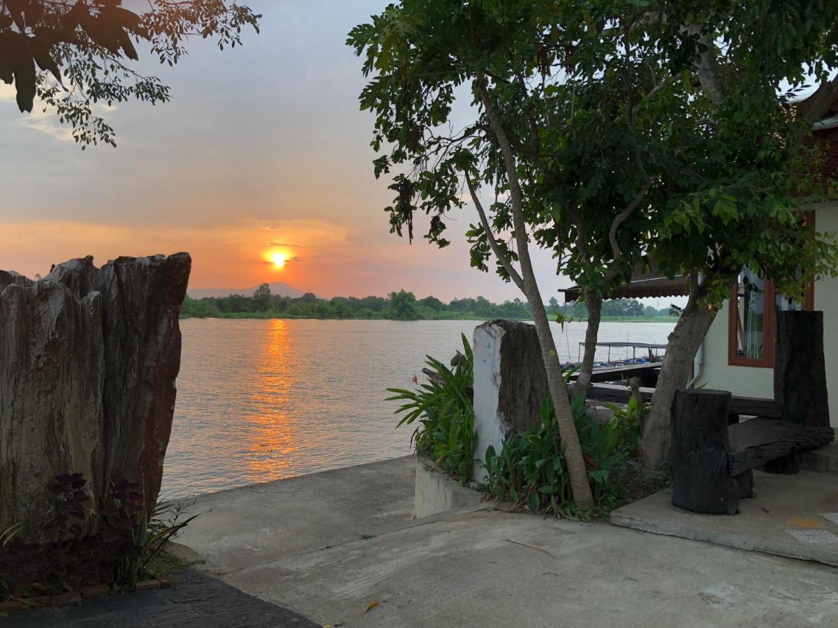 Ruen Thai Ban Rim Nam Kamphaeng Phet Exterior foto